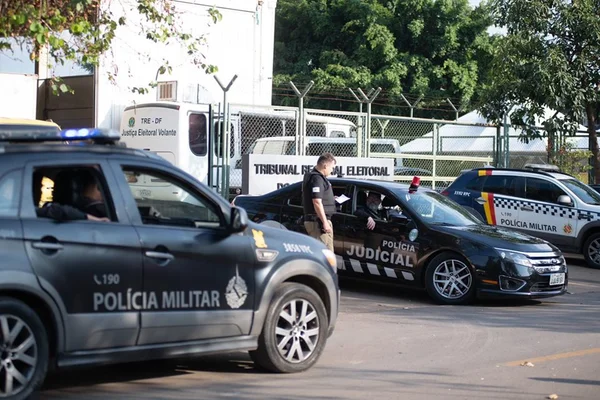 Escoltadas pela PM, urnas são levadas para 610 locais de votação no DF