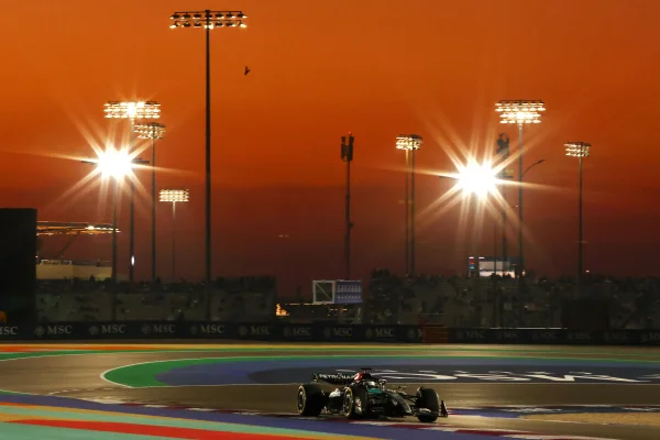 Foto colorida de George Russel, a bordo da Mercedes, durante treino para o GP do Catar de Fórmula 1 - Metrópoles