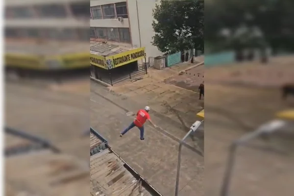 Imagem colorida de homem caindo de tirolesa
