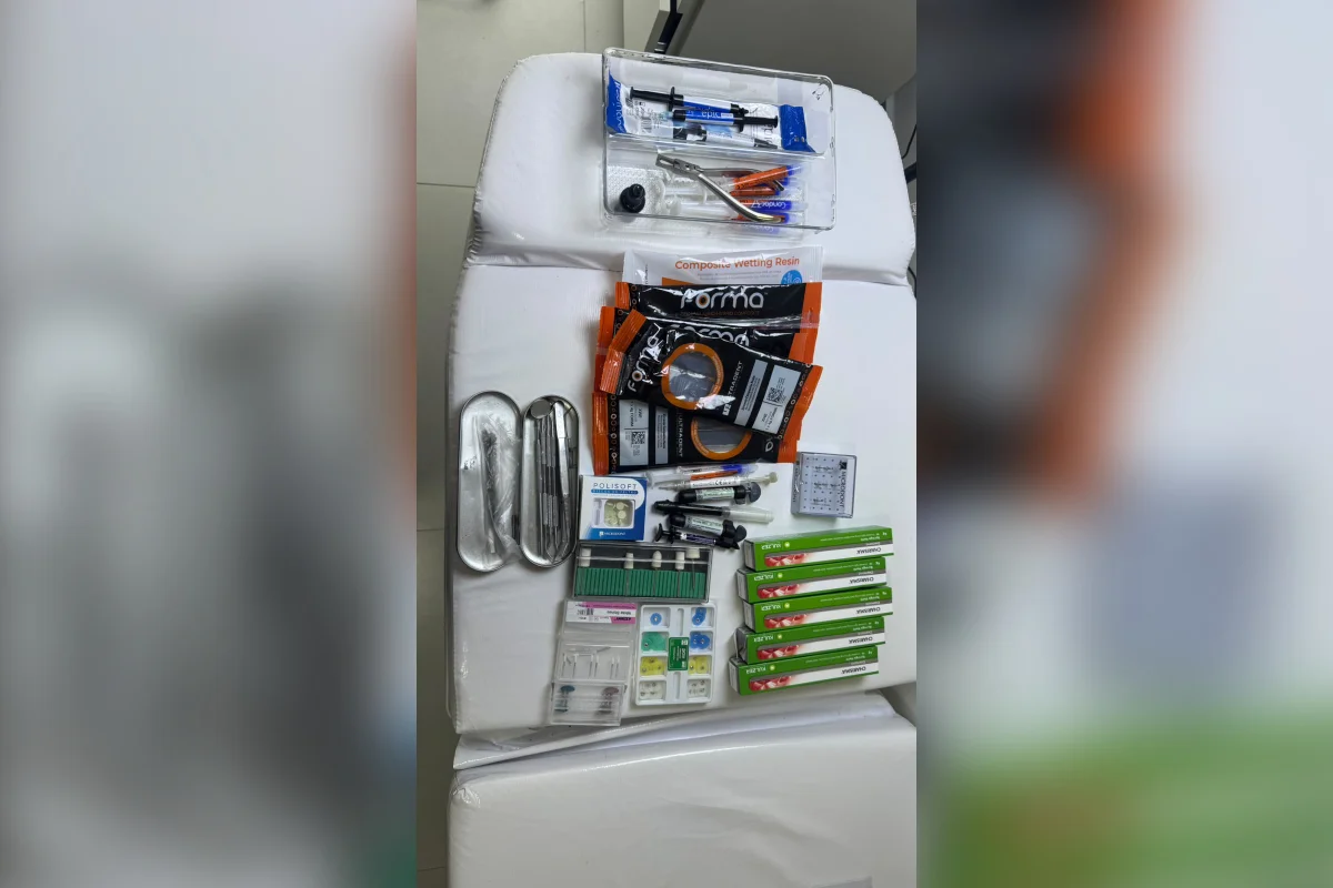 Ela foi conduzida para a 66ª DP de Piabetá e responderá por exercício ilegal da odontologia Ela foi conduzida para a 66ª DP de Piabetá e responderá por exercício ilegal da odontologia