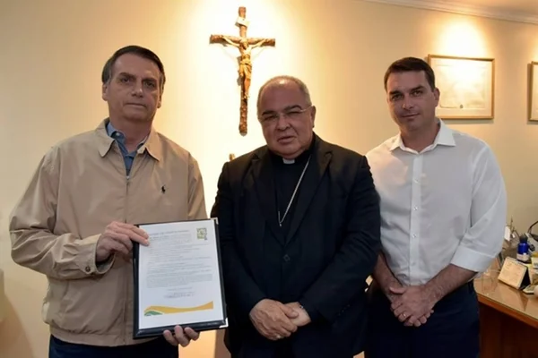 Bolsonaro assina compromisso para defender união entre homem e mulher