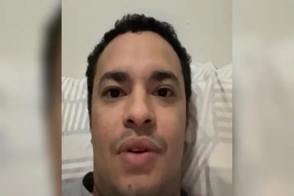 Imagem colorida de homem que saiu do avião que caiu em Vinhedo com a família - Metrópoles