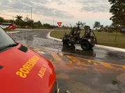 O carro da marca Jeep ficou destruído O carro da marca Jeep ficou destruído