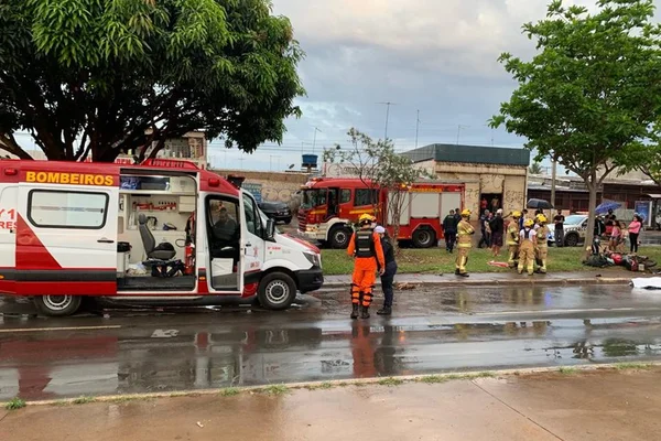 Motociclista morre após atropelar pedestre e colidir contra carro