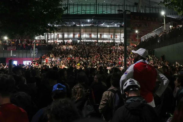 Foto colorida da torcida do Arsenal - Metrópoles