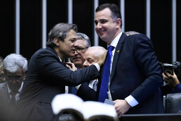 imagem colorida mostra fernando haddad e rodrigo pacheco - Metrópoles