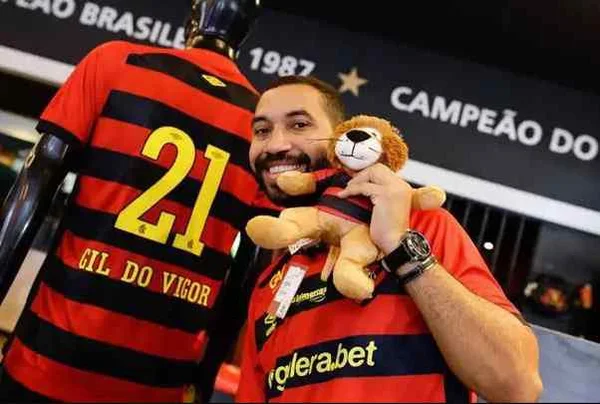 Após ataque homofóbico, Gil do Vigor se torna diretor do Sport Club