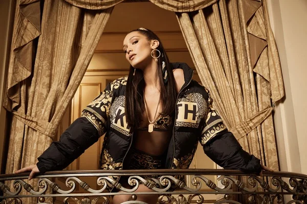 Bella Hadid estrela campanha da colaboração da Versace com a Kith