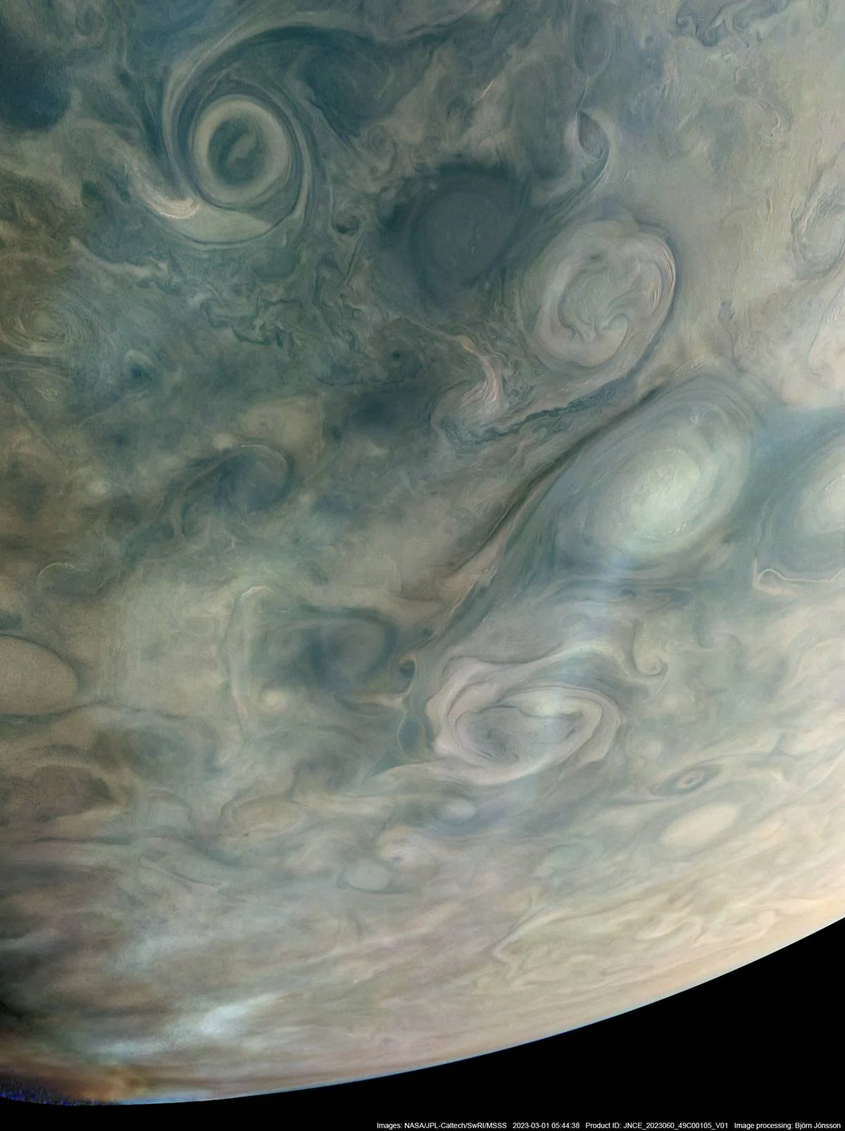 Em 1º de março de 2023, a missão Juno da Nasa completou mais um sobrevôo próximo a Júpiter. Enquanto a espaçonave voava baixo sobre os topos das nuvens do planeta gigante, seu instrumento JunoCam capturou faixas de névoa de alta altitude se formando acima dos ciclones em uma área conhecida como Jet N7 Em 1º de março de 2023, a missão Juno da Nasa completou mais um sobrevôo próximo a Júpiter. Enquanto a espaçonave voava baixo sobre os topos das nuvens do planeta gigante, seu instrumento JunoCam capturou faixas de névoa de alta altitude se formando acima dos ciclones em uma área conhecida como Jet N7