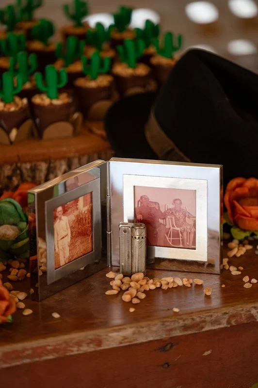 Detalhes da decoração, com registros fotográficos da família do aniversariante Detalhes da decoração, com registros fotográficos da família do aniversariante