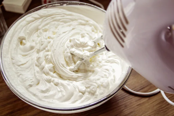 Chantilly sem erro: confira como fazer a versão perfeita em casa