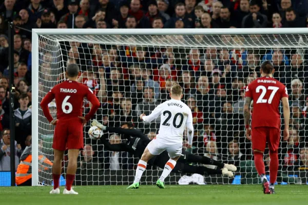 Goleiro defende pênalti