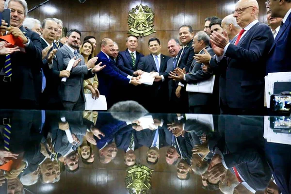 Bolsonaro apresenta ao Congresso pacote econômico de reformas
