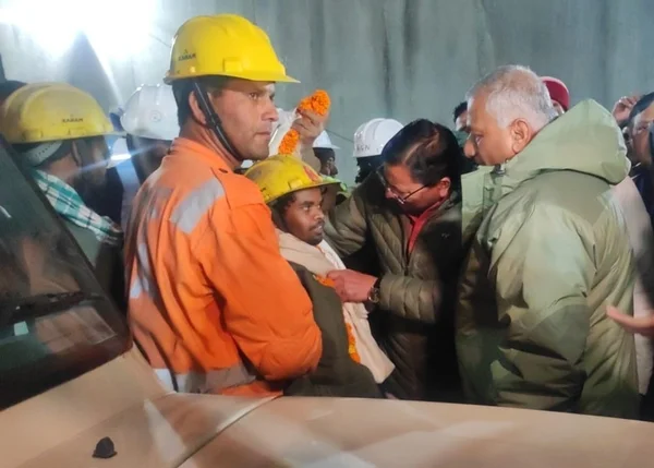 Imagem colorida de trabalhador sendo resgatado em um túnel de Uttarakhand, na Índia - Metrópoles