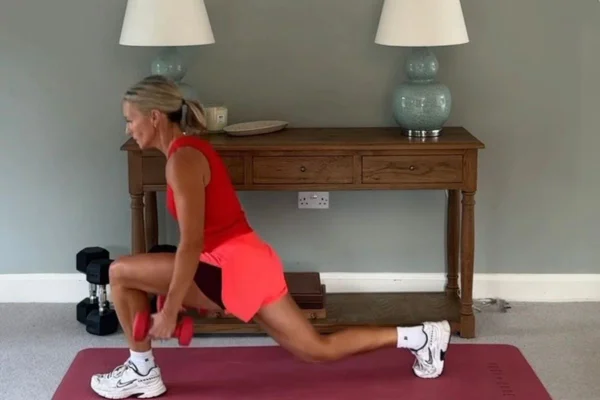 Influencer de bem-estar Caroline Idiens fazendo exercício