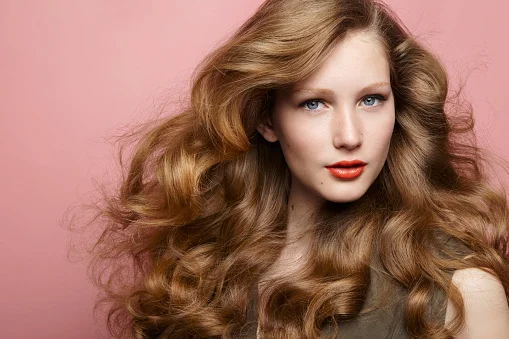 modelo com cabelo loiro em fundo rosa