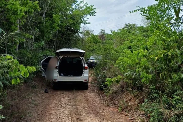 Carro sequestrado em área de matagal no Maranhão - Metrópoles