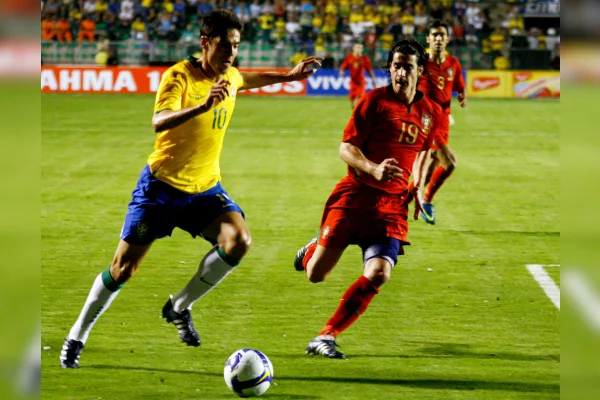Imagem colorida de Brasil e Portugal em jogo amistoso em 2008 - Metrópoles