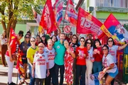 Ao lado de apoiadores ,Leandro Grass prometeu melhorias para a educação do DF Ao lado de apoiadores ,Leandro Grass prometeu melhorias para a educação do DF