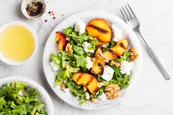 Salada tropical de Natal leve, colorida e cheia de frescor