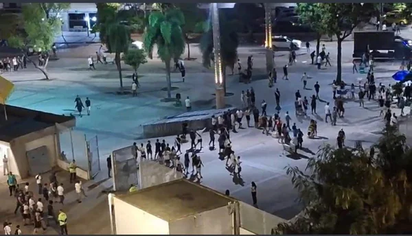 Torcedores do Vasco deixam Maracanã no intervalo de clássico com Flamengo; assista