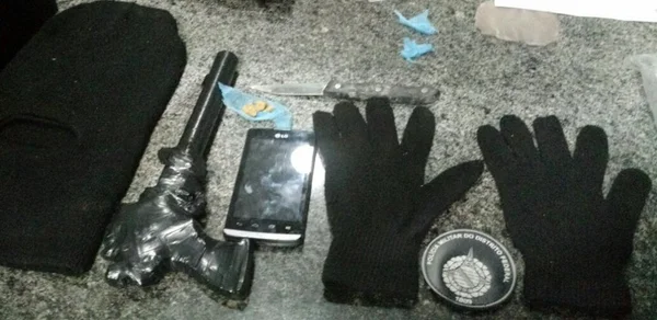 Adolescente é apreendida com arma de brinquedo, faca e touca ninja no Guará