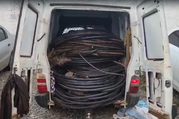 Dois homens são presos, suspeitos de furtar 500 kg de cabos no DF