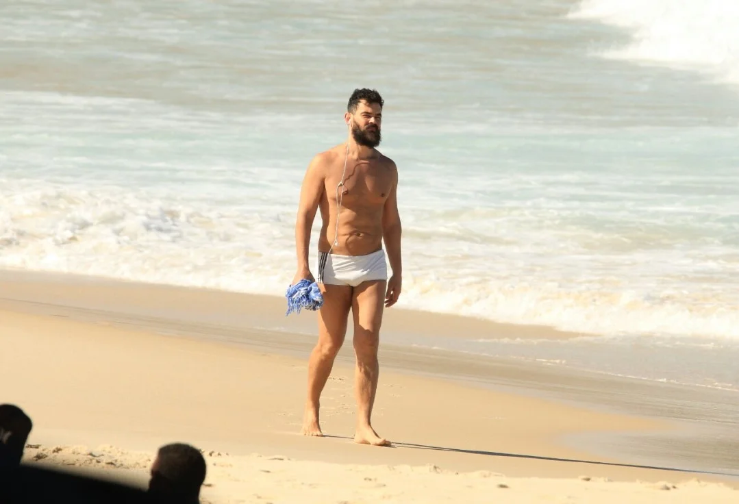 Aos 47 anos, Carmo Dalla Vecchia esbanja a boa forma durante passeio pela praia Aos 47 anos, Carmo Dalla Vecchia esbanja a boa forma durante passeio pela praia