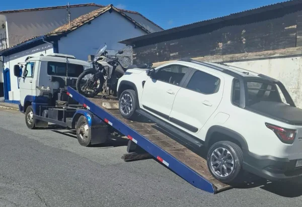 carro e moto de ex-servidora presa em Santa Luzia