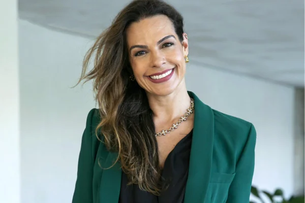 Foto colorida de Livia Rossy, a Gina, de Família é Tudo - Metrópoles