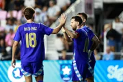Messi ao lado de Nico Paz.