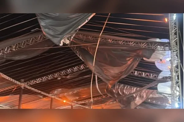 estrutura camarote ExpoCláudio destruída após chuva forte em MG