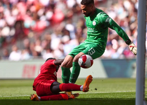 Goleiro do City falha feio em gol do Liverpool na Copa da Inglaterra