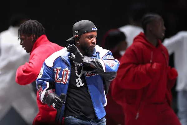 A imagem mostra o rapper Kendrick Lamar no Super Bowl LIX.