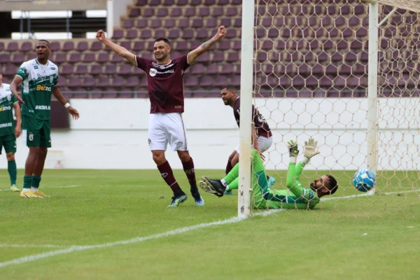 Imagem mostra jogador comemorando gol - Metrópoles