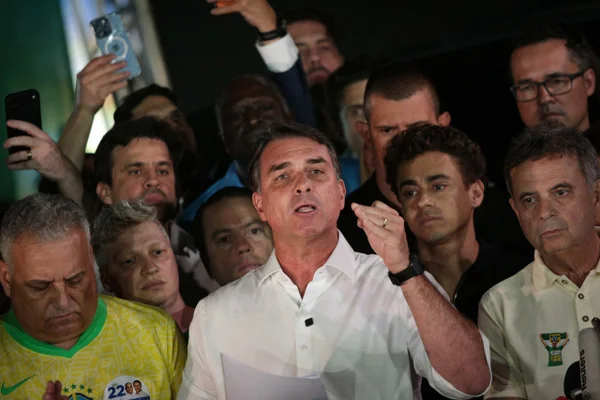 Flávio Bolsonaro faz pronunciamento após derrota nas urnas eleicoes 2026 metropoles 3