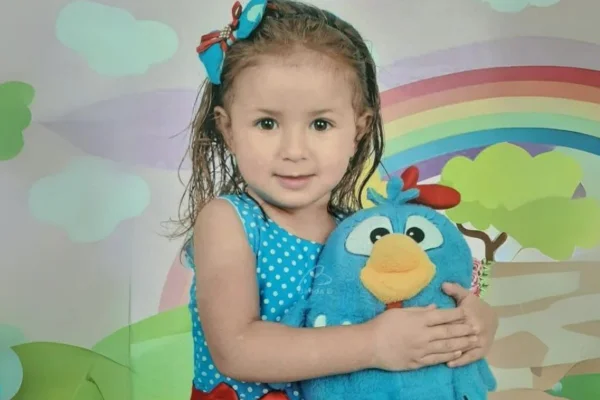 imagem colorida mostra criança de 3 anos; menina está com vestido azul e se chama agata saraiva - Metrópoles