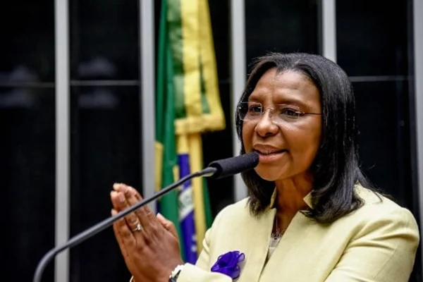 secretária Rosangela Gomes