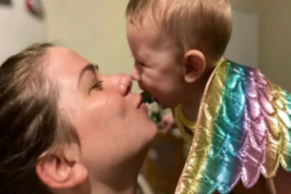 Foto colorida de uma mulher com um bebê-Metrópoles