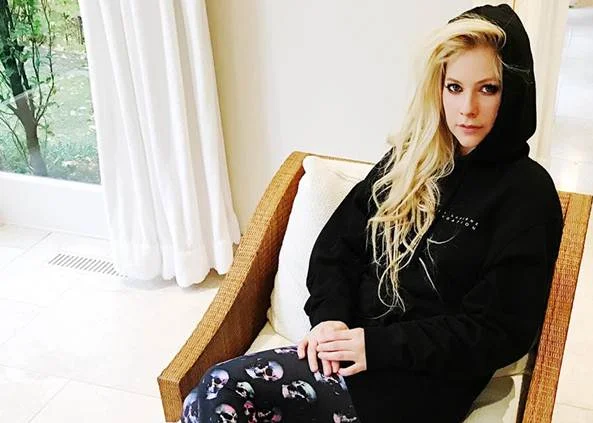 Avril Lavigne lança clipe da música I Fell In Love With The Devil