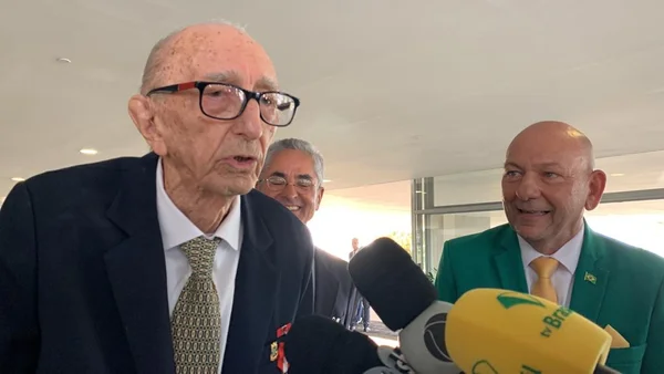 Vídeo: funcionário mais velho do mundo visita o presidente Bolsonaro