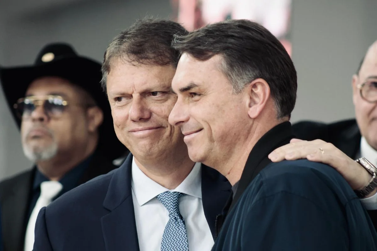 Flávio acompanha Tarcísio durante agenda em igreja evangélica em SP Flávio acompanha Tarcísio durante agenda em igreja evangélica em SP