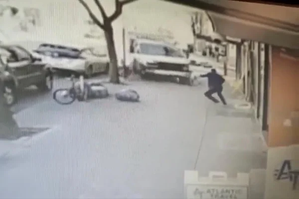 Foto colorida do momento em que um caminhão invade uma calçada e atropela pessoas em Nova York - Metrópoles