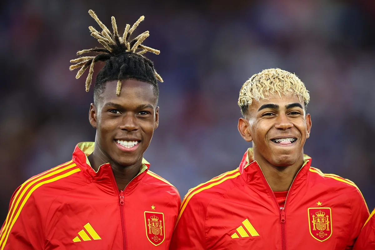 Nico Williams e Lamine Yamal pela Espanha