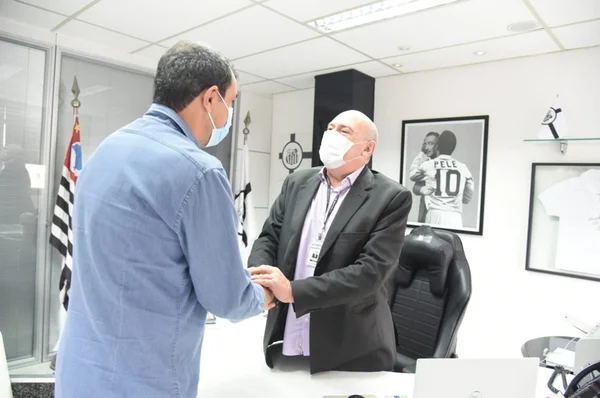 Andrés Rueda, do Santos, critica Flamengo por forçar volta do público