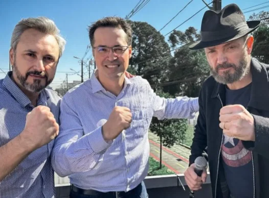 Deltan Dallagnol posa com deputados estaduais do Paraná durante carreata em Curitiba