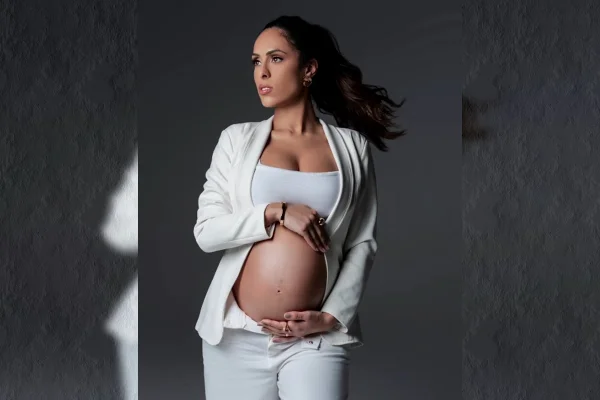 A advogada Marianne Bernardi em uma foto preto e branco mostrando a barriga de gestante