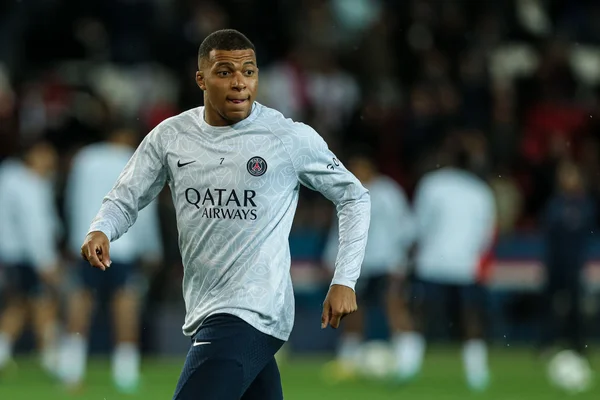 Mbappé recusa “férias” pós-Copa e se reapresenta ao PSG