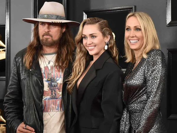 Imagem colorida de três pessoas olhando para uma câmersa | Família Cyrus | Miley e Billy Ray e Tish