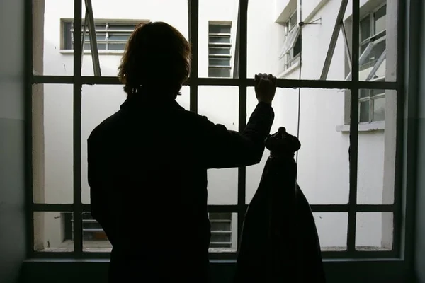 Dois de cada três feminicídios são na casa da vítima